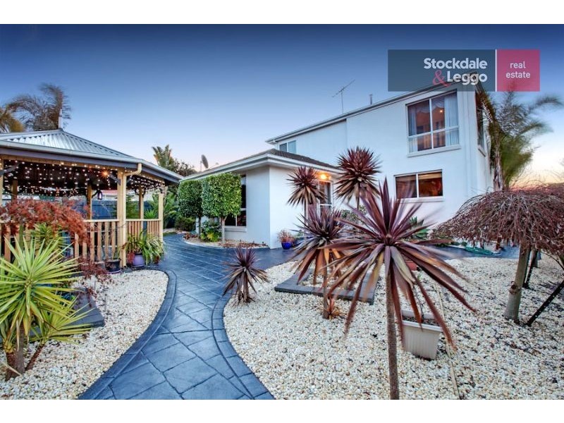 16 Alanbrae Terrace, Attwood VIC 3049