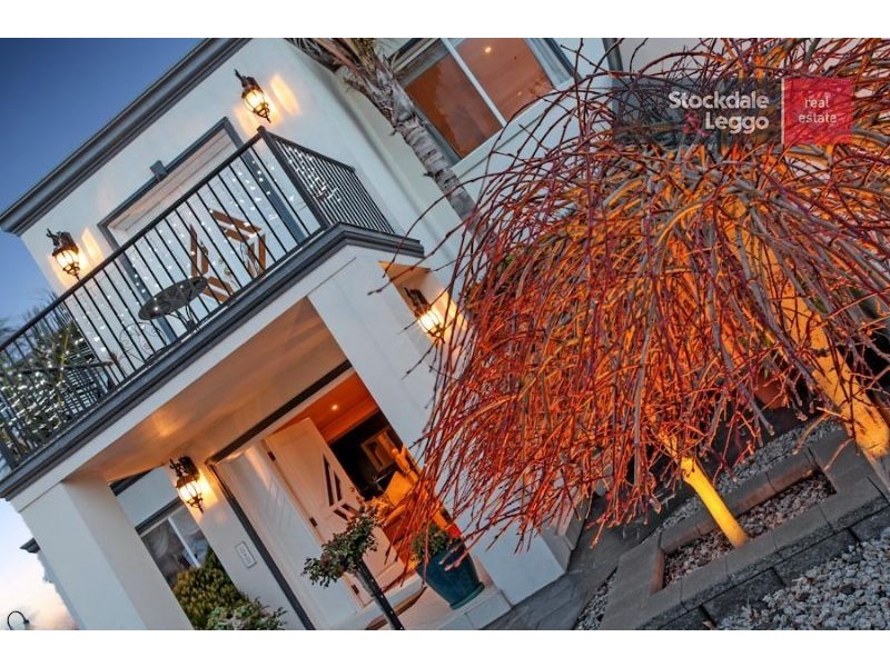 16 Alanbrae Terrace, Attwood VIC 3049