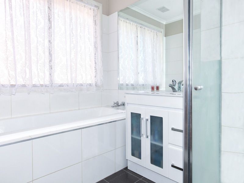 37 Linacre Crescent, Gladstone Park VIC 3043
