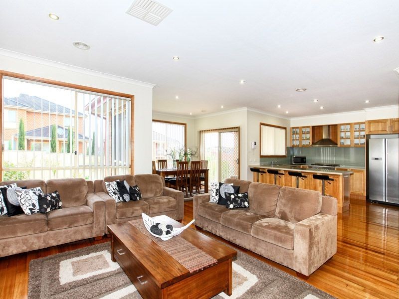 8 Inverie Court, Greenvale VIC 3059