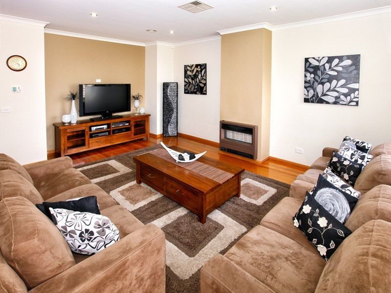 8 Inverie Court, Greenvale VIC 3059