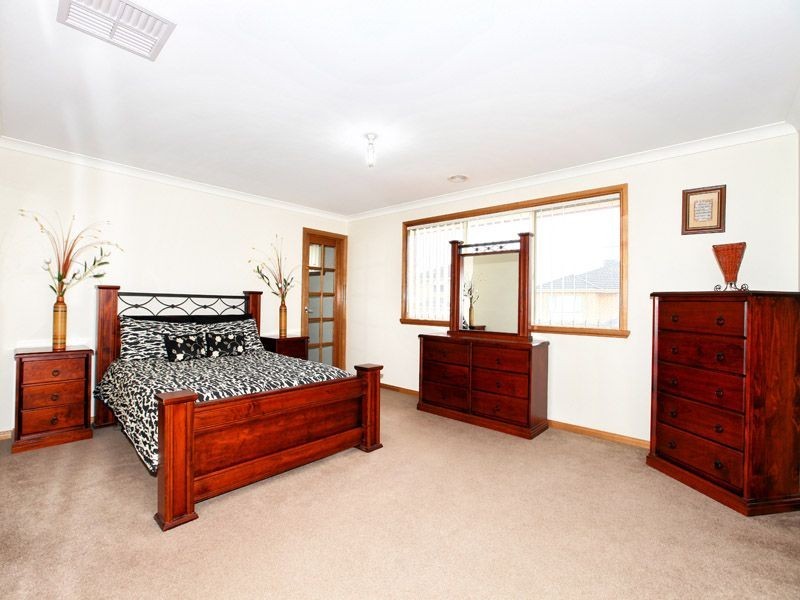 8 Inverie Court, Greenvale VIC 3059