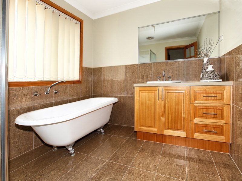 8 Inverie Court, Greenvale VIC 3059