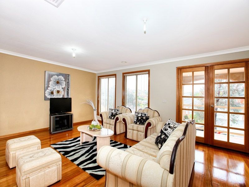 8 Inverie Court, Greenvale VIC 3059