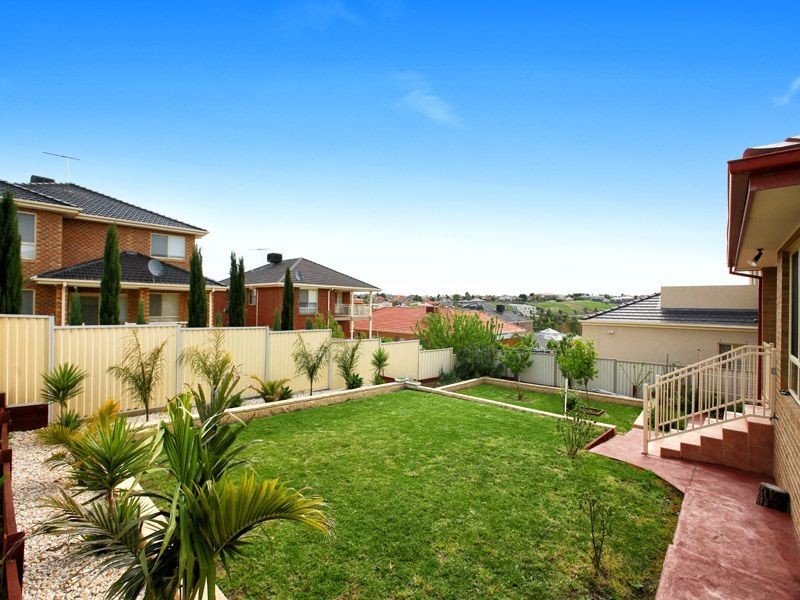 8 Inverie Court, Greenvale VIC 3059