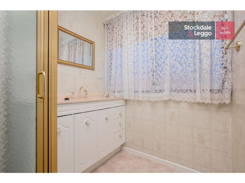 2 Trollaby Close, Gladstone Park VIC 3043