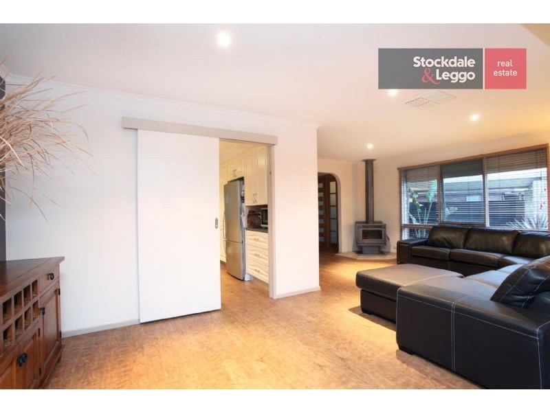 27 Trentham Drive, Gladstone Park VIC 3043