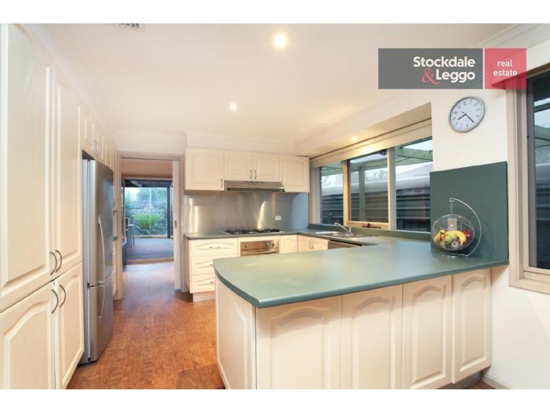 27 Trentham Drive, Gladstone Park VIC 3043