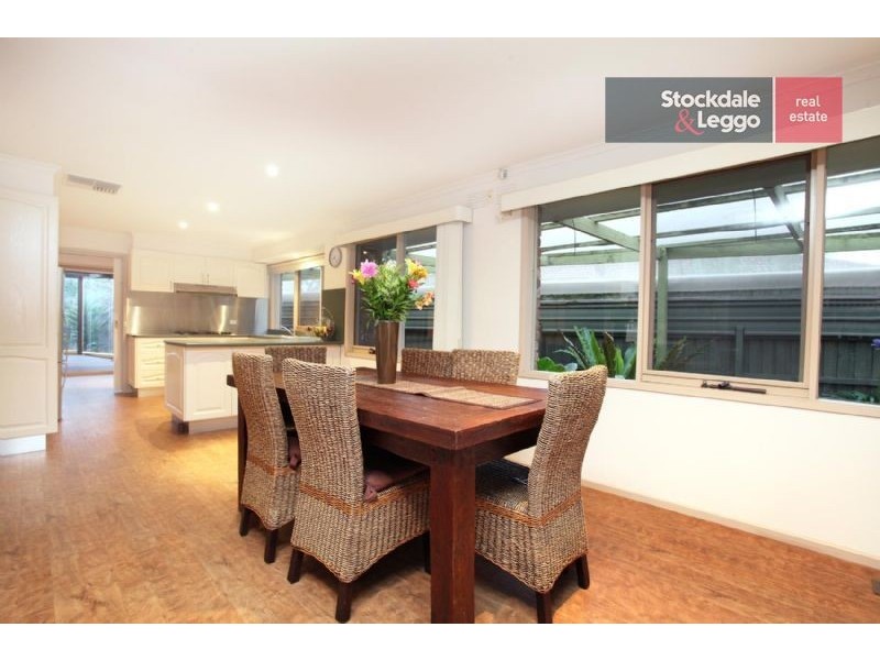 27 Trentham Drive, Gladstone Park VIC 3043