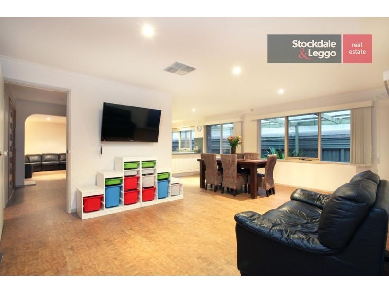 27 Trentham Drive, Gladstone Park VIC 3043