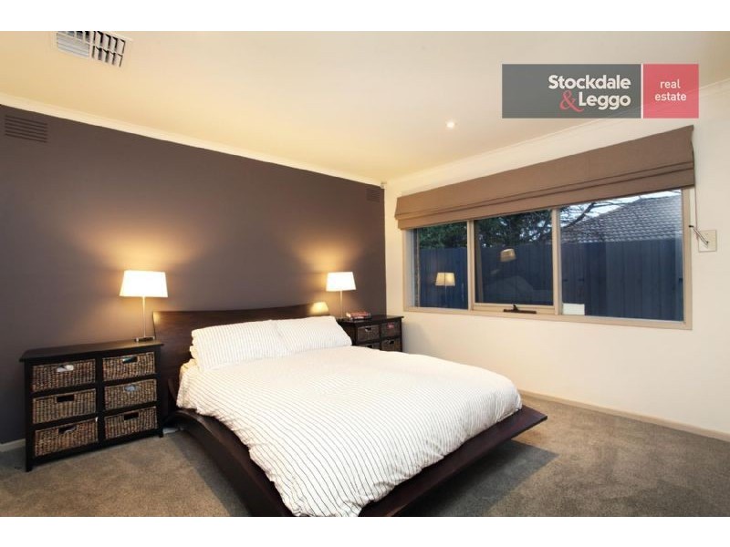 27 Trentham Drive, Gladstone Park VIC 3043