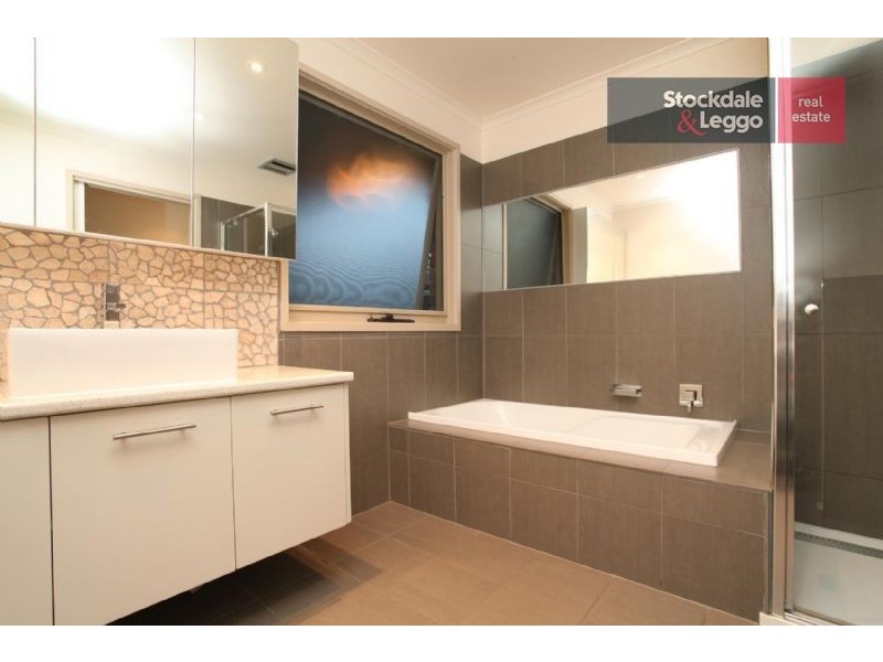 27 Trentham Drive, Gladstone Park VIC 3043