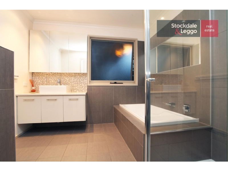 27 Trentham Drive, Gladstone Park VIC 3043