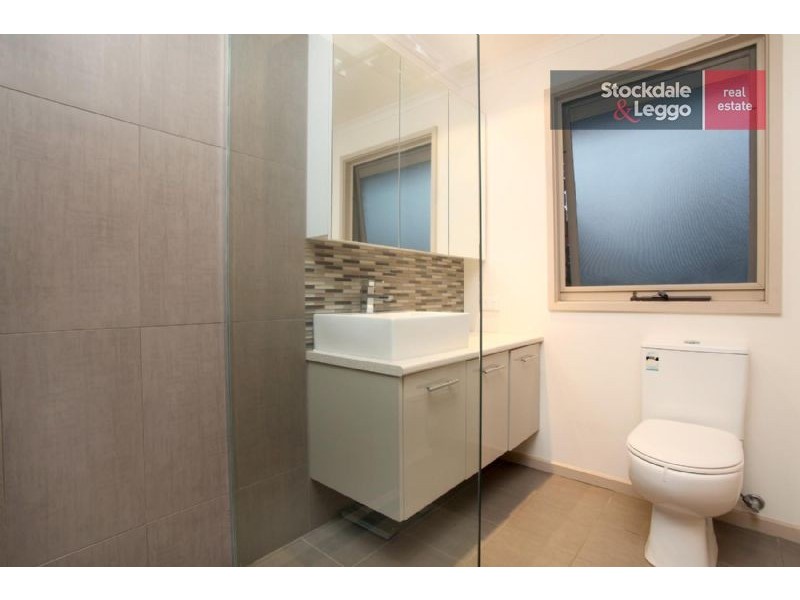 27 Trentham Drive, Gladstone Park VIC 3043