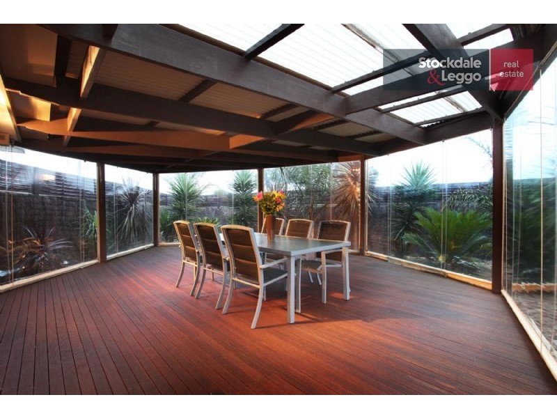 27 Trentham Drive, Gladstone Park VIC 3043