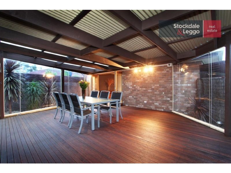 27 Trentham Drive, Gladstone Park VIC 3043