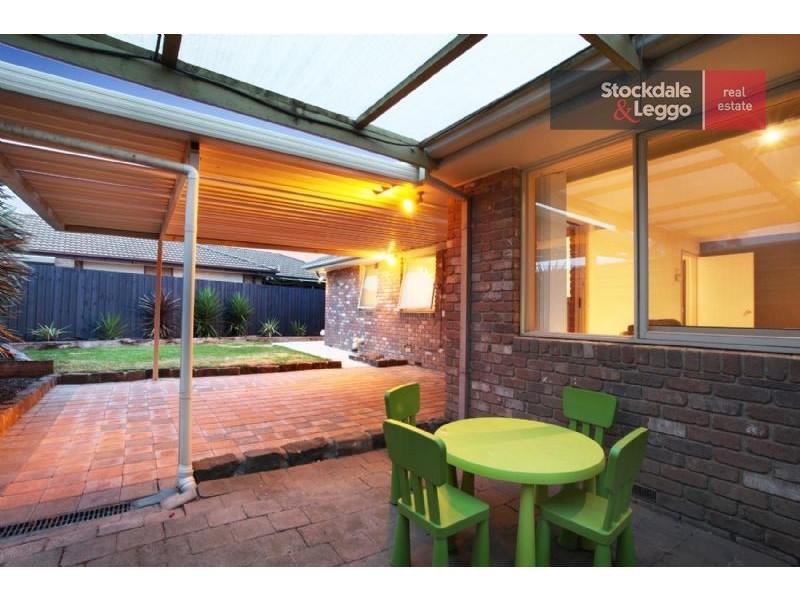 27 Trentham Drive, Gladstone Park VIC 3043