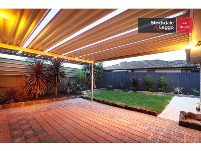 27 Trentham Drive, Gladstone Park VIC 3043