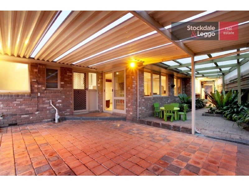 27 Trentham Drive, Gladstone Park VIC 3043