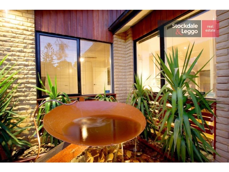 318 Carrick Drive, Gladstone Park VIC 3043