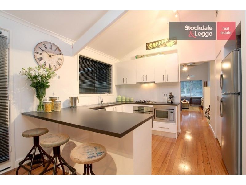 318 Carrick Drive, Gladstone Park VIC 3043