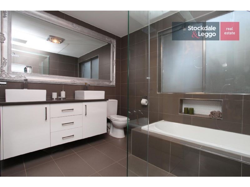 318 Carrick Drive, Gladstone Park VIC 3043