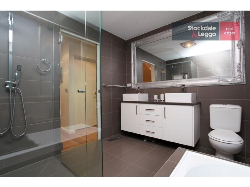 318 Carrick Drive, Gladstone Park VIC 3043