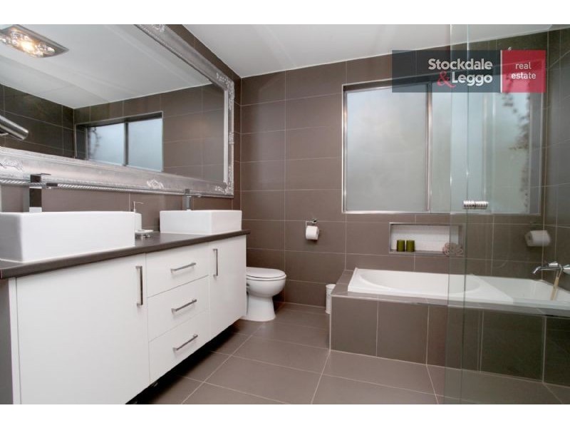 318 Carrick Drive, Gladstone Park VIC 3043