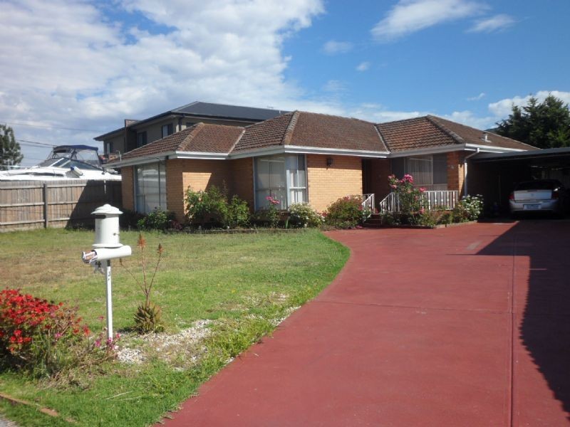4 Aylesbury Crescent, Gladstone Park VIC 3043