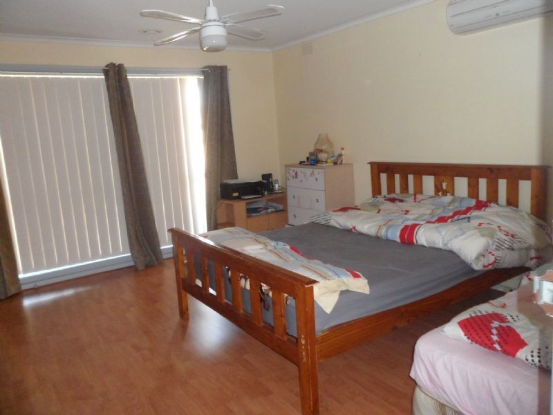 4 Aylesbury Crescent, Gladstone Park VIC 3043