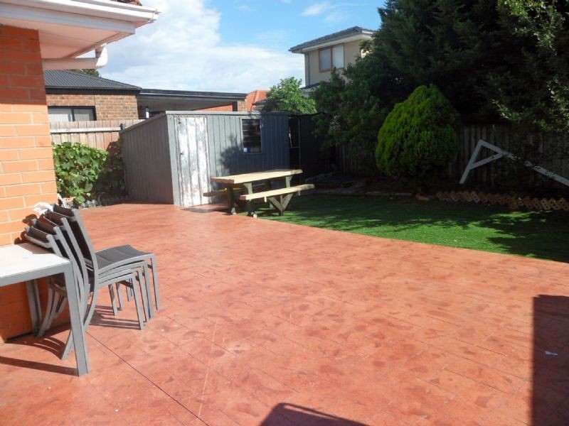 4 Aylesbury Crescent, Gladstone Park VIC 3043