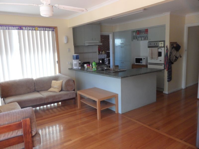 4 Aylesbury Crescent, Gladstone Park VIC 3043