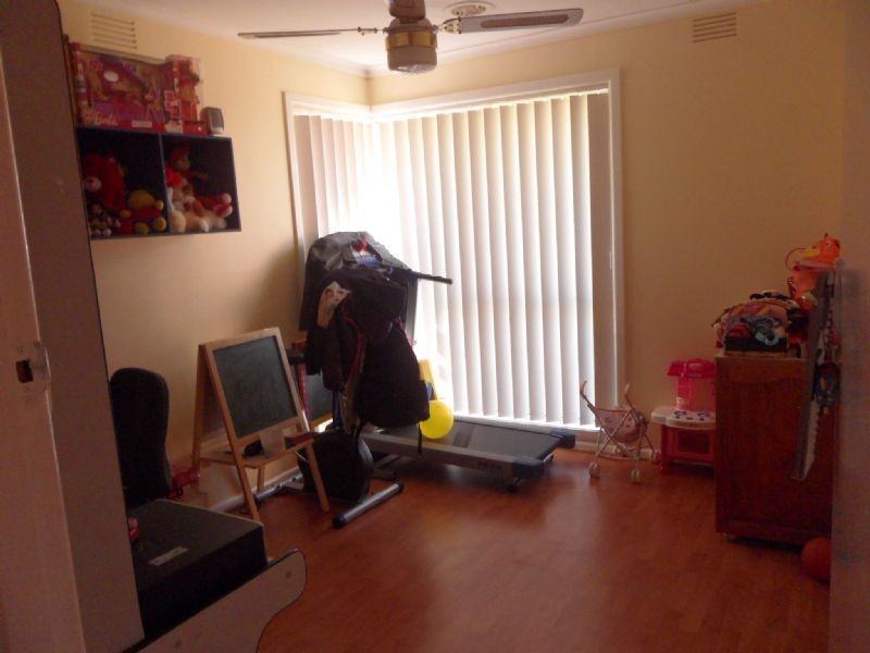 4 Aylesbury Crescent, Gladstone Park VIC 3043