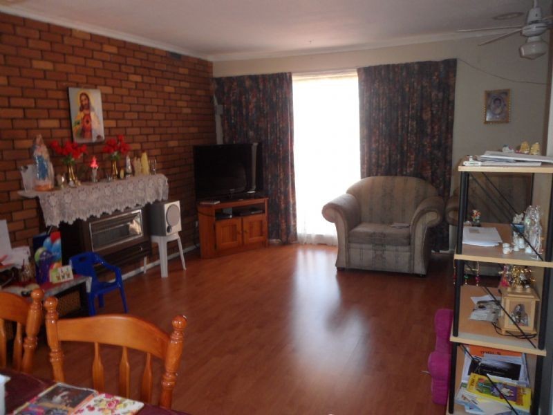 4 Aylesbury Crescent, Gladstone Park VIC 3043