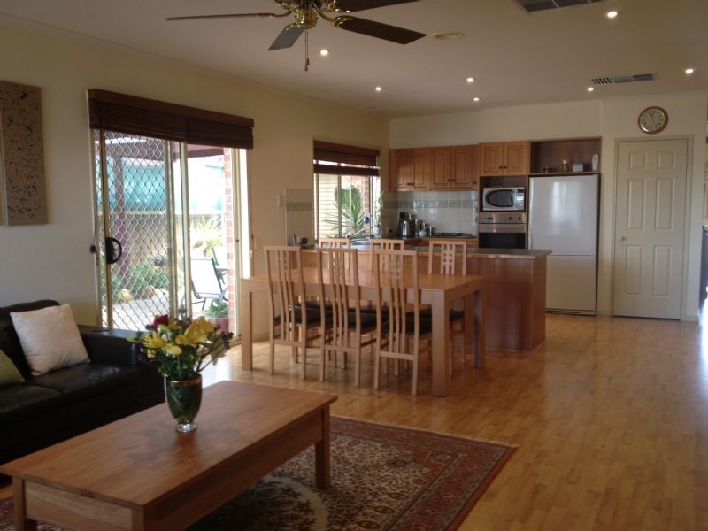 11 Bonney Place, Roxburgh Park VIC 3064