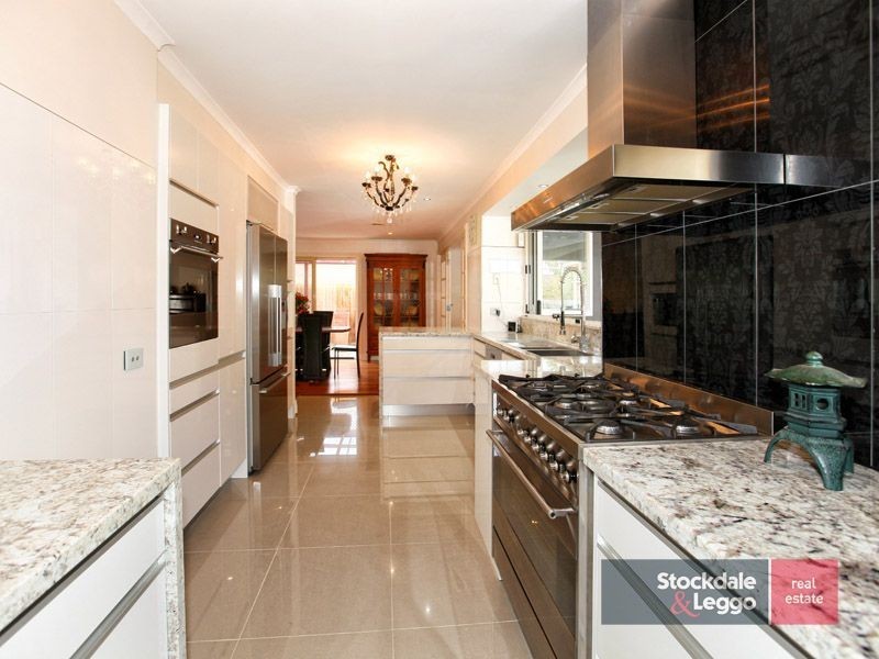 8 Mackinnon Court, Attwood VIC 3049