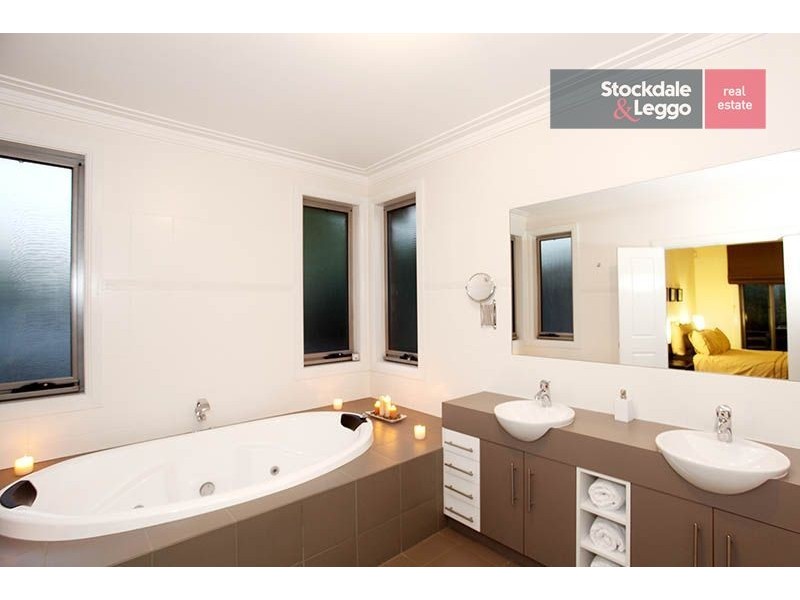 98 Stonebridge Way, Attwood VIC 3049