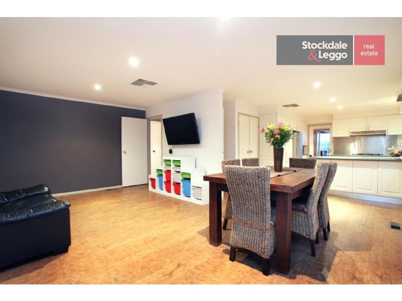 27 Trentham Drive, Gladstone Park VIC 3043