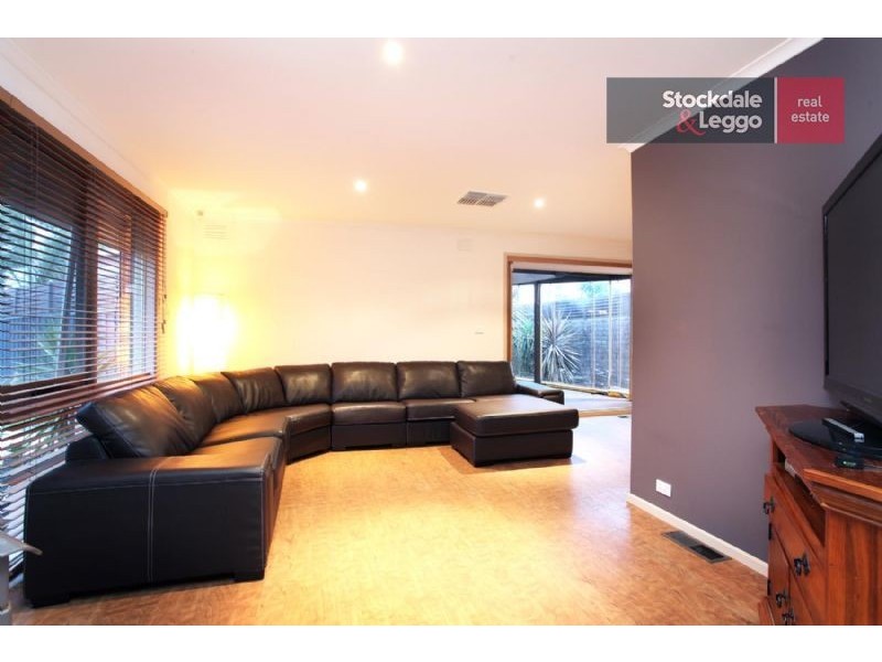 27 Trentham Drive, Gladstone Park VIC 3043