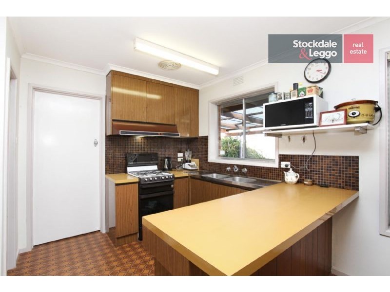 8 Burnleigh Drive, Gladstone Park VIC 3043