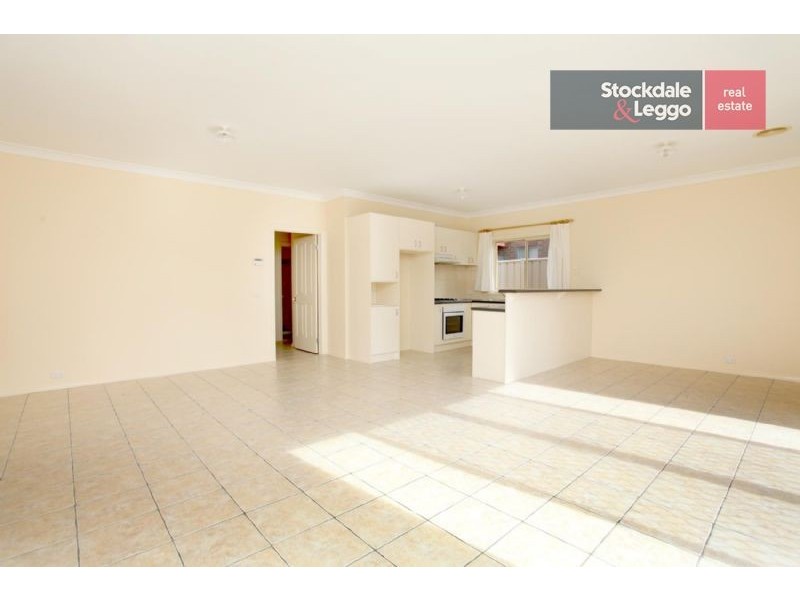 8 Ballybunion Avenue, Craigieburn VIC 3064