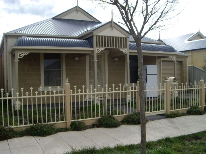 8 Ballybunion Avenue, Craigieburn VIC 3064