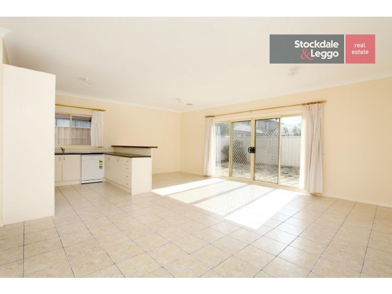 8 Ballybunion Avenue, Craigieburn VIC 3064