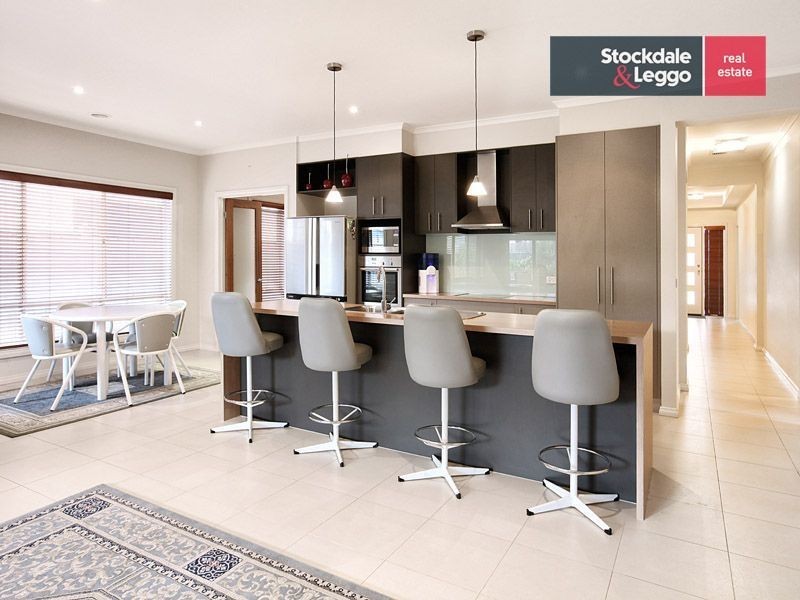 21 Dalwhinnie Crescent, Craigieburn VIC 3064