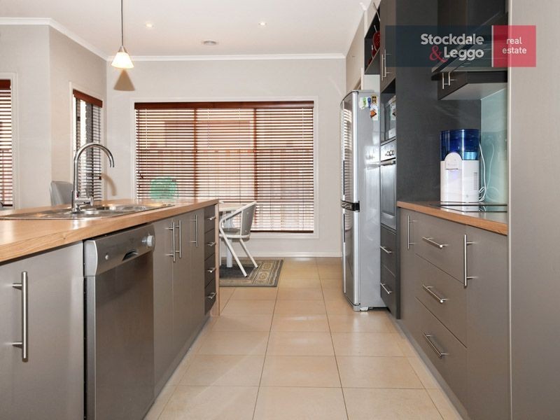 21 Dalwhinnie Crescent, Craigieburn VIC 3064