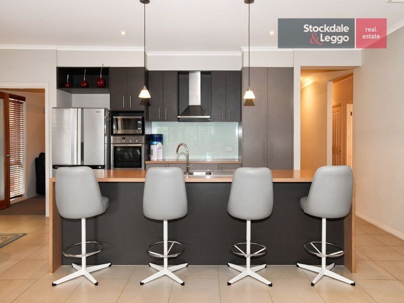 21 Dalwhinnie Crescent, Craigieburn VIC 3064