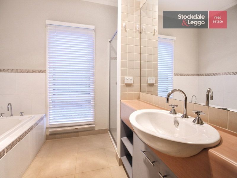 21 Dalwhinnie Crescent, Craigieburn VIC 3064