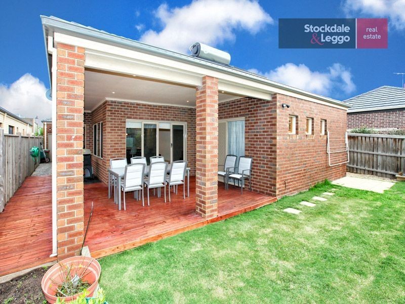 21 Dalwhinnie Crescent, Craigieburn VIC 3064