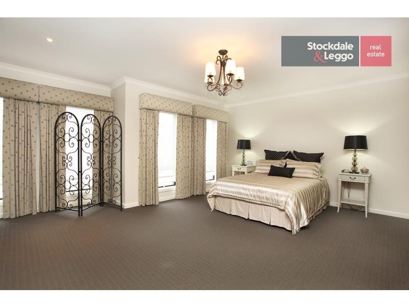 8 Wolfson Court, Attwood VIC 3049