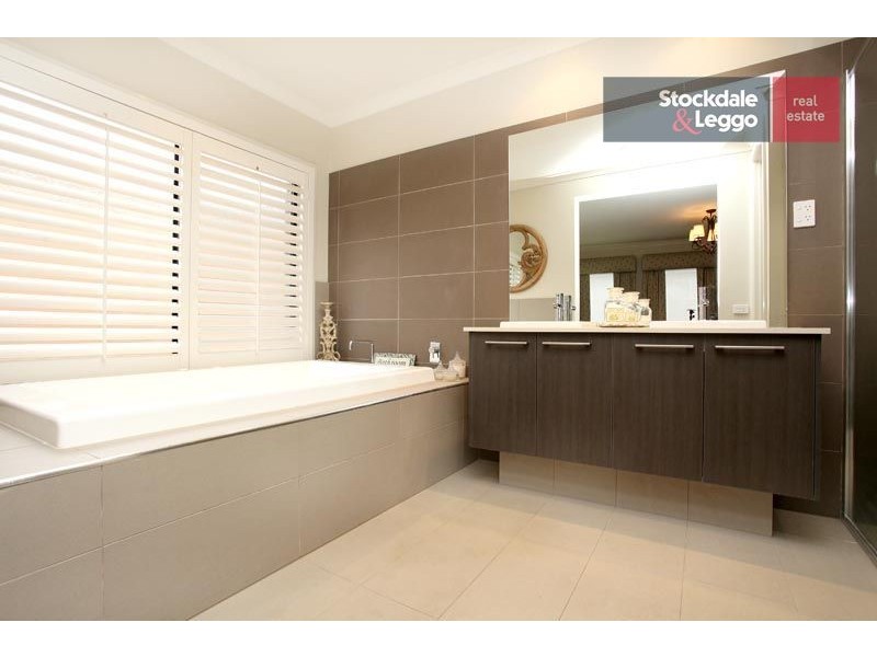 8 Wolfson Court, Attwood VIC 3049